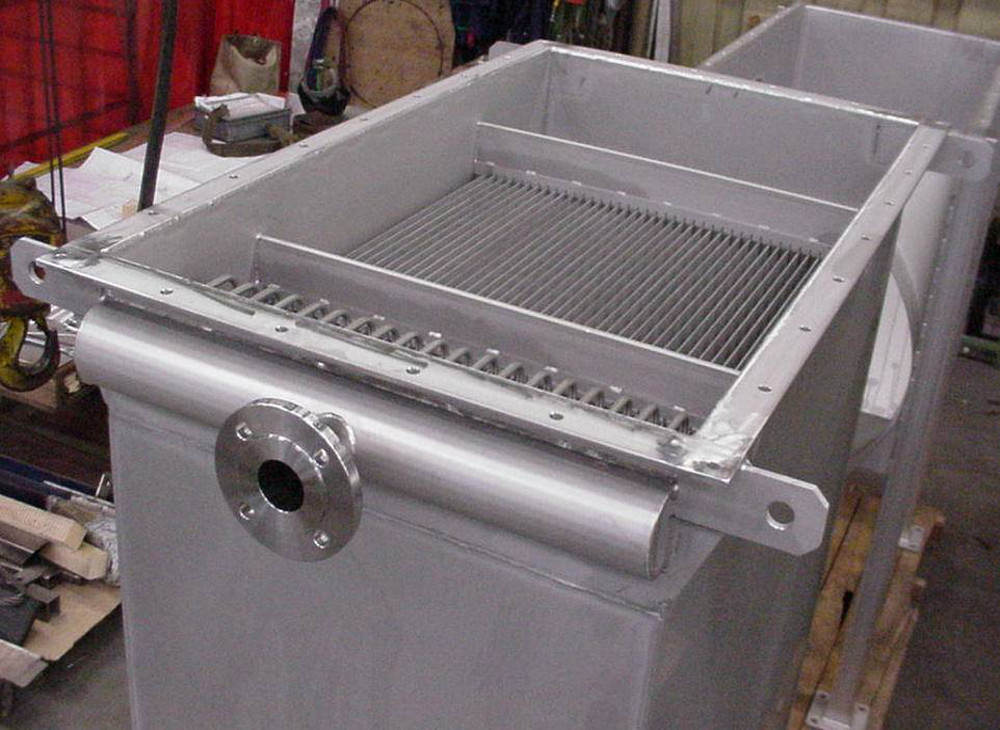 Exhaust gas coolers with <a href="https://striko.de/en/encyclopedia/heat-exchanger/" target="_self" title="The transfer of thermal energy from one material flow to another takes place in a suitable appliance, the heat exchanger. STRIKO heat exchangers are specially designed to temper viscous to highly viscous media – reliably and smoothly up to a viscosity range of 500,000 mPas. This is made possible thanks to the S-Helical technology patented…" class="encyclopedia">heat exchanger</a> from Thermo Plates